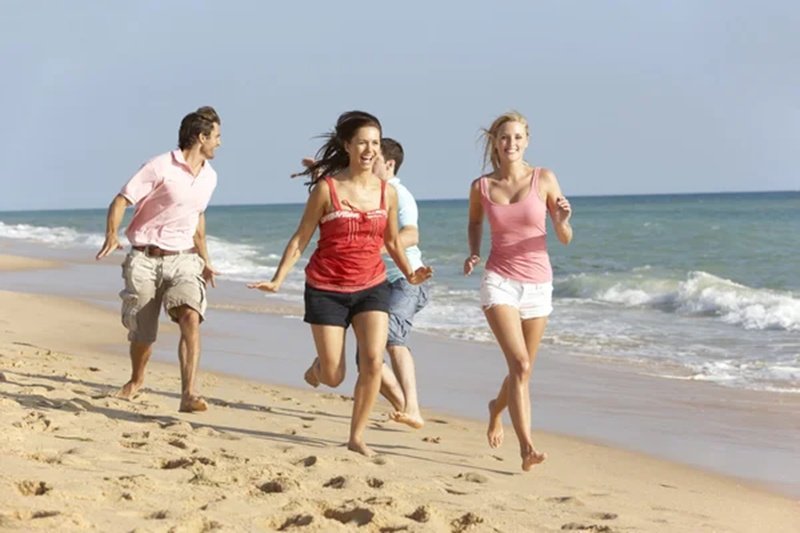 depositphotos_4842600-stock-photo-group-friends-enjoying-beach-holiday